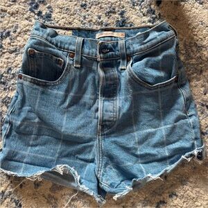 Levi Ribcage shorts with faint white stripes in size 25